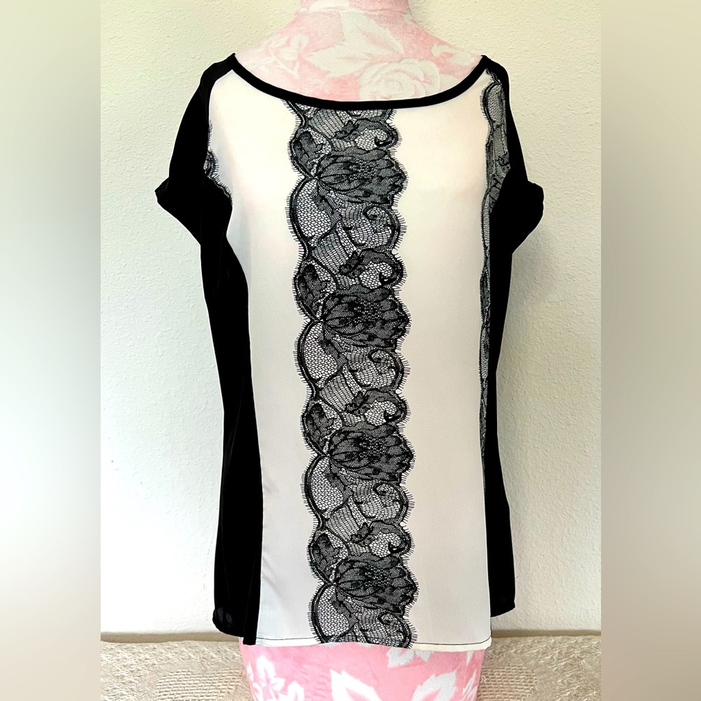 Ezra Women’s black/cream/lace top large